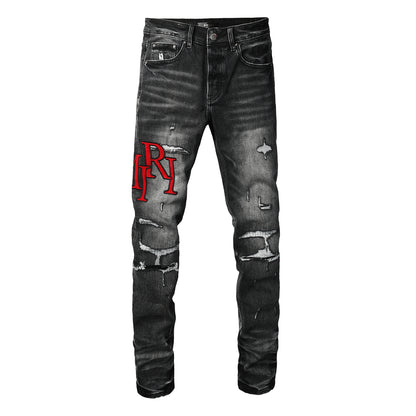Vaqueros ajustados negros lavados para hombre con bordado de letras rojas, estilo urbano desgastado – 8922 