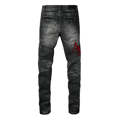 Vaqueros ajustados negros lavados para hombre con bordado de letras rojas, estilo urbano desgastado – 8922 
