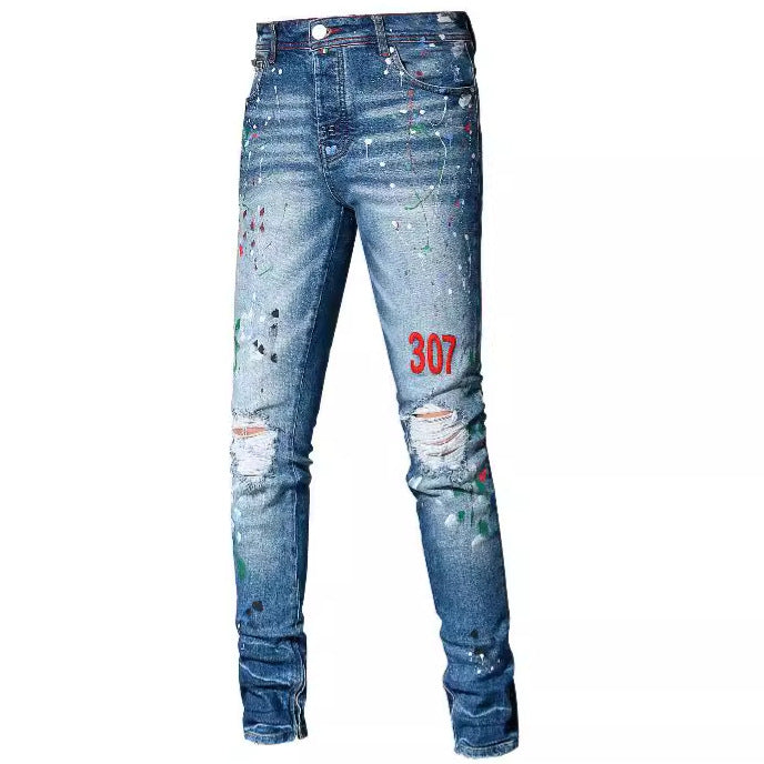 Jean bleu coupe droite avec broderie vieillie et motif peint pour un style urbain 