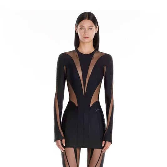 Petite robe noire transparente tendance avec empiècements en maille et coupe moulante