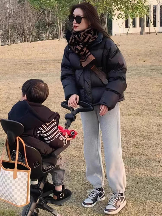 La chaqueta de plumas para mujer es sencilla, gruesa y suelta en invierno.