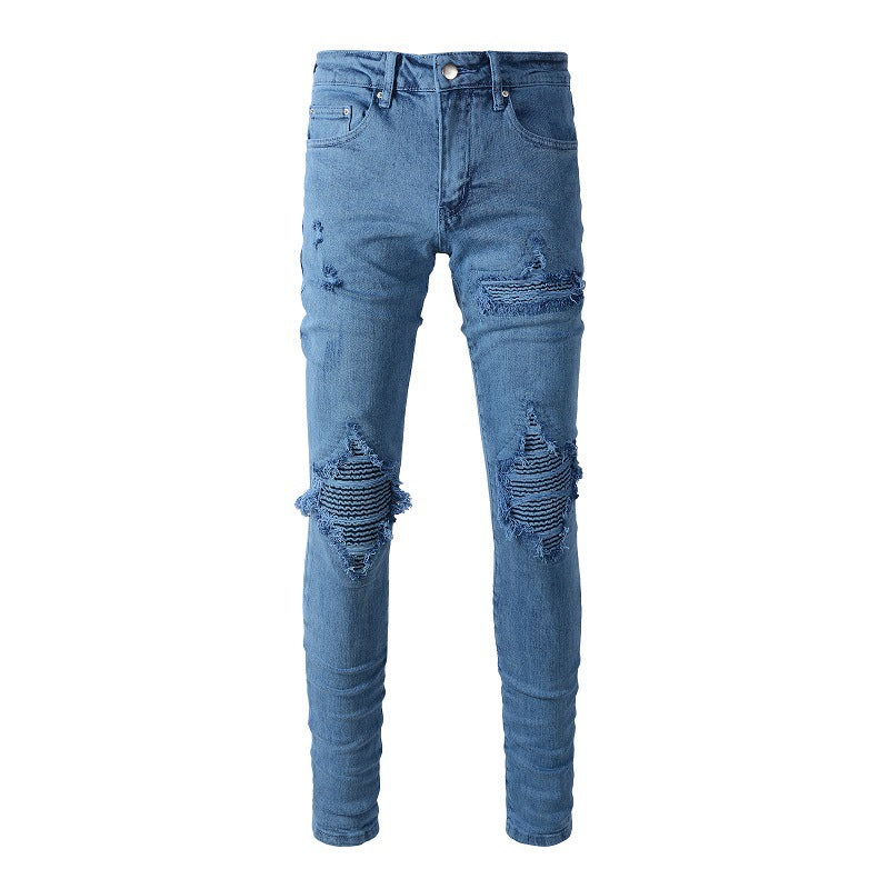 Nuevos jeans de parche roto de moda para hombres, arrugados y ganados. Un par de jeans de hombre para entrega. 