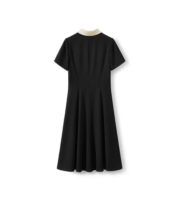 Série de petites robes noires avec coupe ajustée et manches courtes à blocs de couleurs