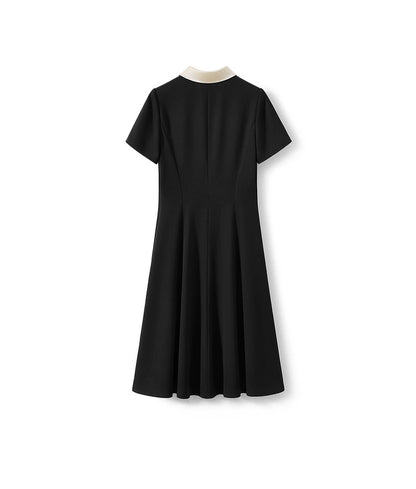 Série de petites robes noires avec coupe ajustée et manches courtes à blocs de couleurs