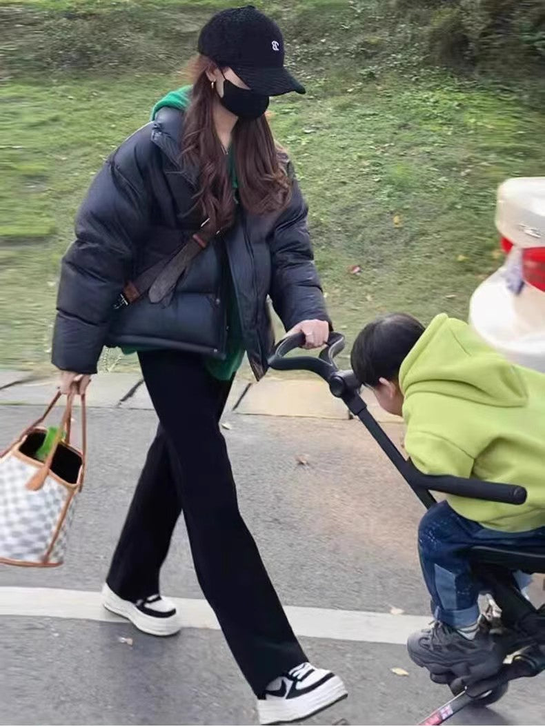 Les vêtements pour femmes en doudoune sont simples, épais et amples en hiver