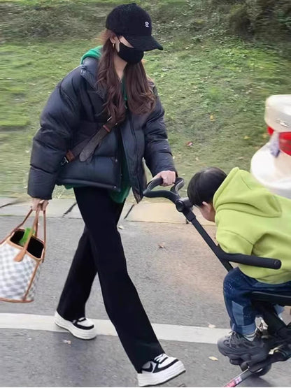 La chaqueta de plumas para mujer es sencilla, gruesa y suelta en invierno.