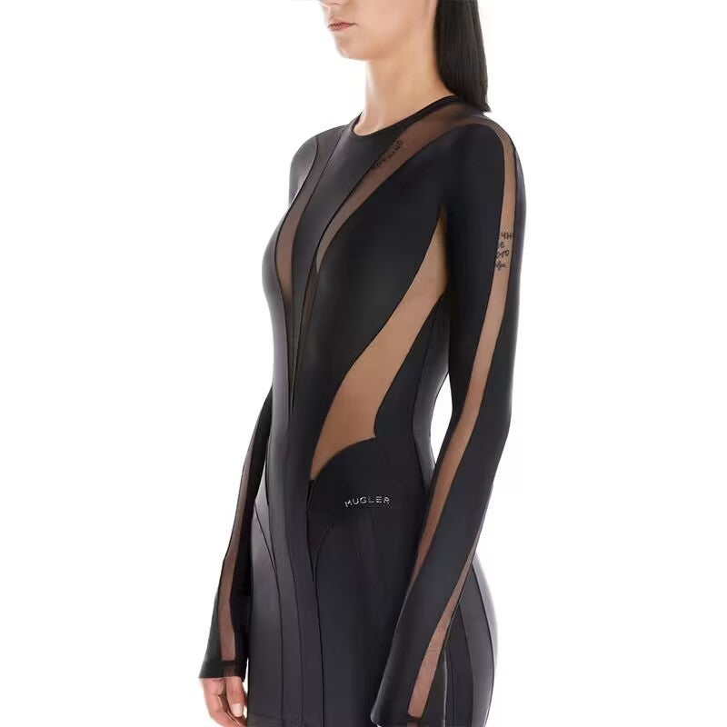 Vestido negro corto transparente de moda con paneles de malla y corte ajustado