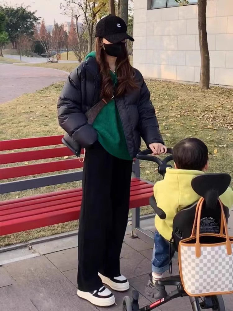 La chaqueta de plumas para mujer es sencilla, gruesa y suelta en invierno.