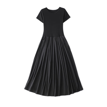 Petite robe noire chic et amincissante avec taille définie et col rond élégant et maxi plissé en ligne A