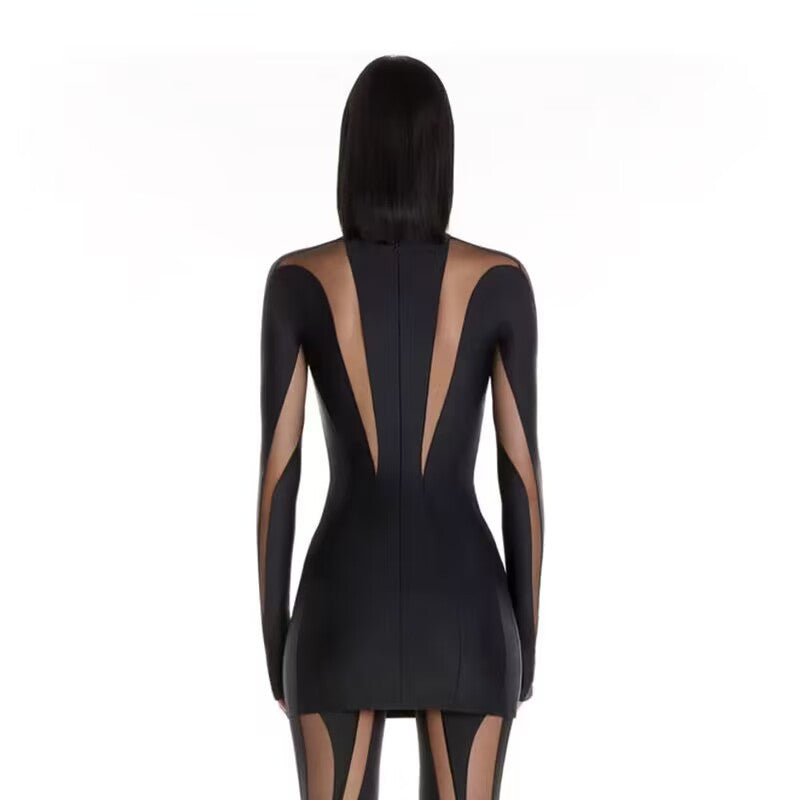 Petite robe noire transparente tendance avec empiècements en maille et coupe moulante