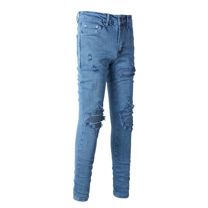 Nouveaux jeans déchirés à la mode pour hommes, froissés et gagnés une paire de jeans pour hommes pour la livraison. 